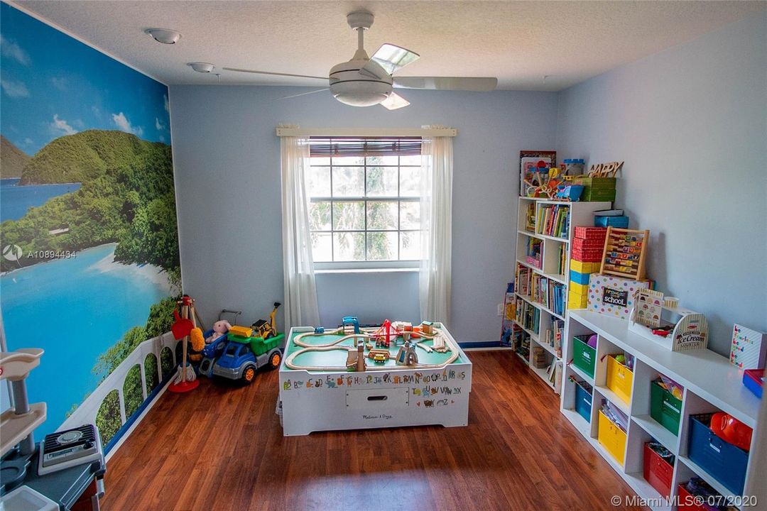 Vendido Recientemente: $579,900 (5 camas, 2 baños, 2890 Pies cuadrados)