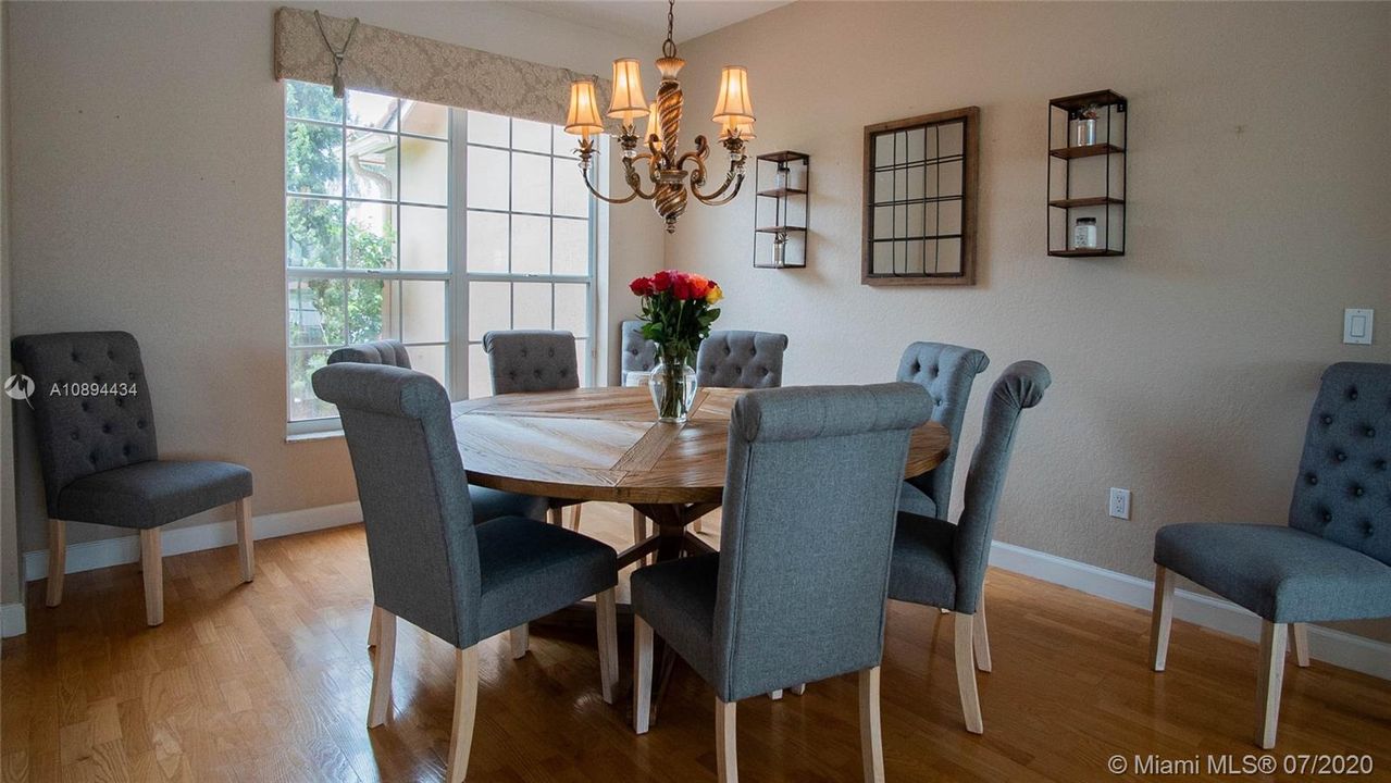 Vendido Recientemente: $579,900 (5 camas, 2 baños, 2890 Pies cuadrados)