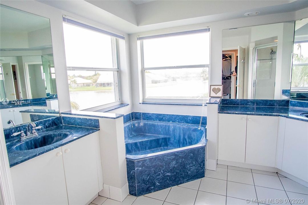 Vendido Recientemente: $579,900 (5 camas, 2 baños, 2890 Pies cuadrados)