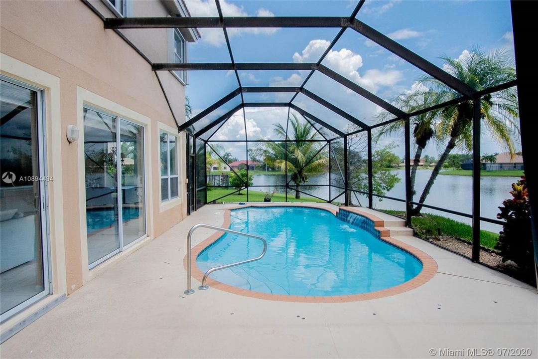 Vendido Recientemente: $579,900 (5 camas, 2 baños, 2890 Pies cuadrados)