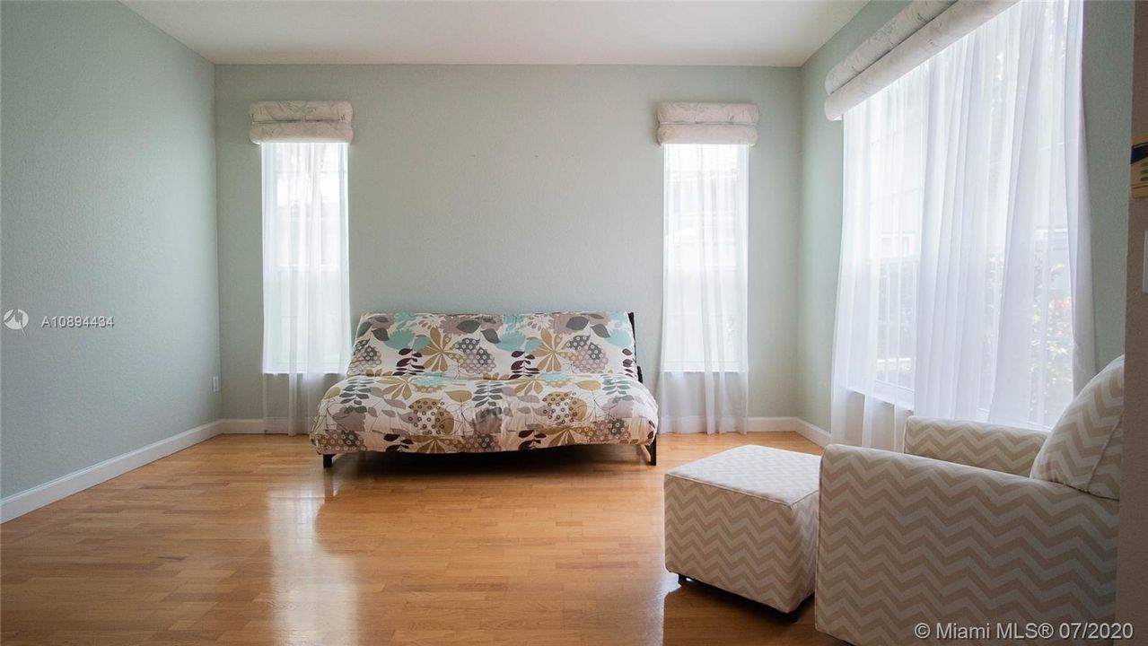Vendido Recientemente: $579,900 (5 camas, 2 baños, 2890 Pies cuadrados)