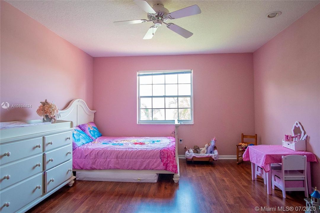Vendido Recientemente: $579,900 (5 camas, 2 baños, 2890 Pies cuadrados)