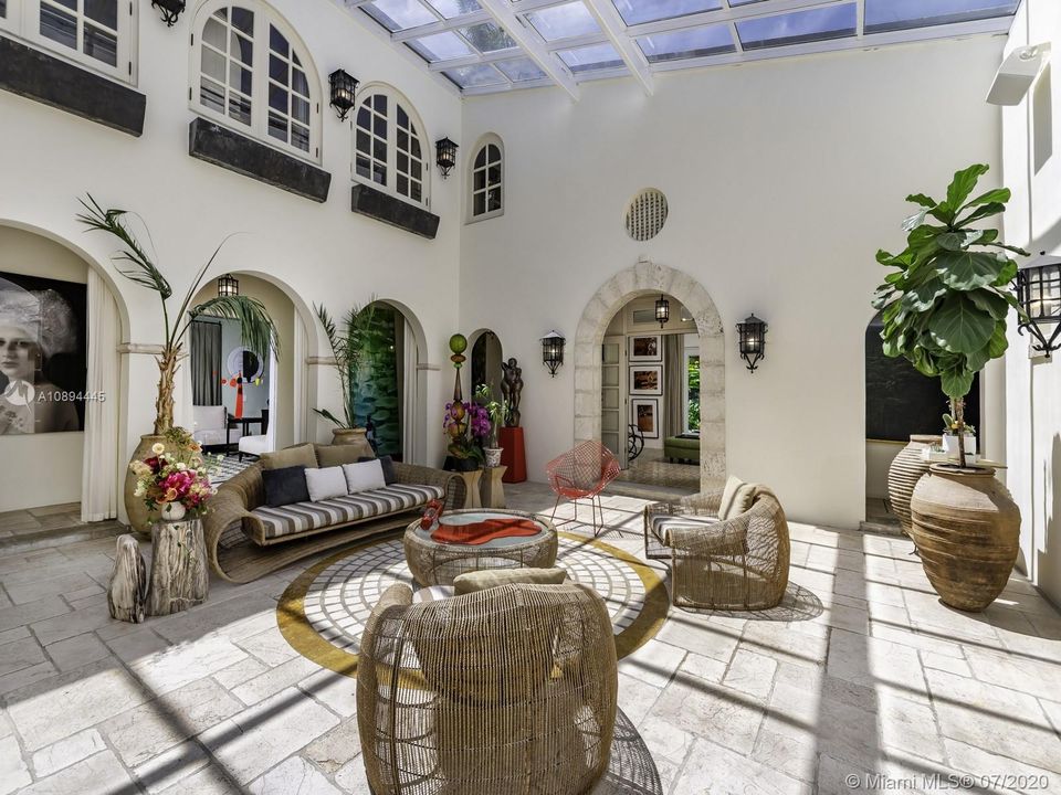 Recently Sold: $2,799,000 (5 beds, 5 baths, 4732 Square Feet)