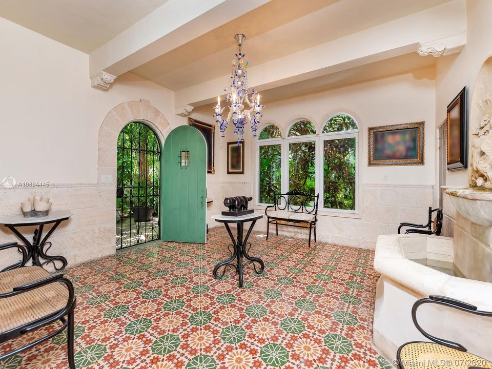 Recently Sold: $2,799,000 (5 beds, 5 baths, 4732 Square Feet)