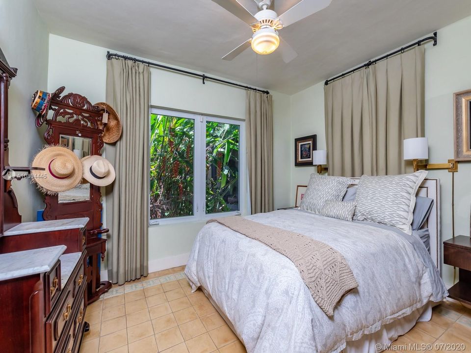 Recently Sold: $2,799,000 (5 beds, 5 baths, 4732 Square Feet)