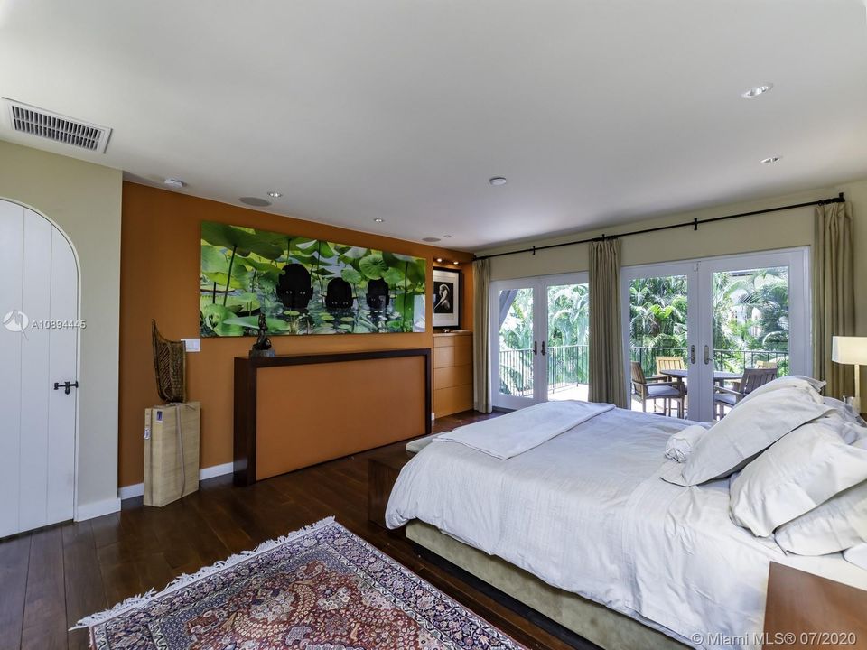 Recently Sold: $2,799,000 (5 beds, 5 baths, 4732 Square Feet)