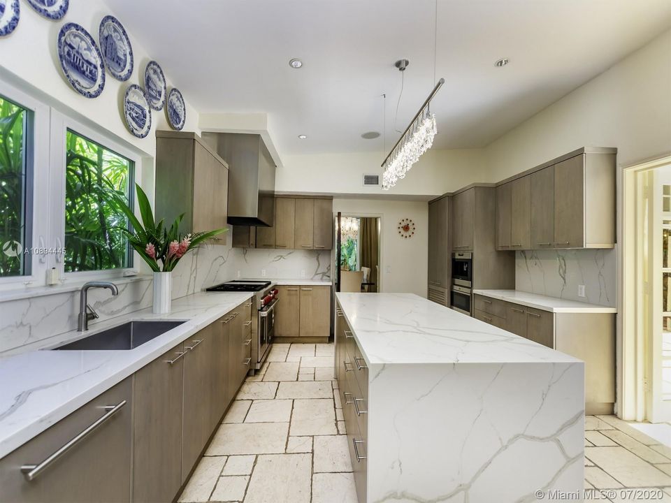 Recently Sold: $2,799,000 (5 beds, 5 baths, 4732 Square Feet)