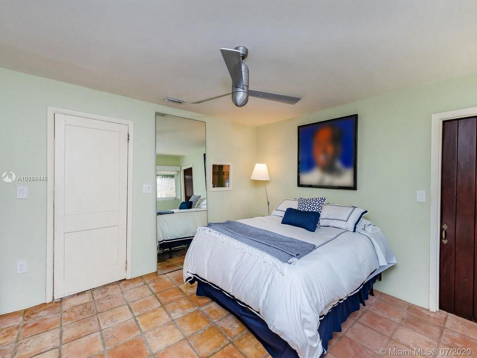 Recently Sold: $2,799,000 (5 beds, 5 baths, 4732 Square Feet)