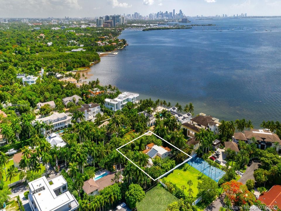 Recently Sold: $2,799,000 (5 beds, 5 baths, 4732 Square Feet)