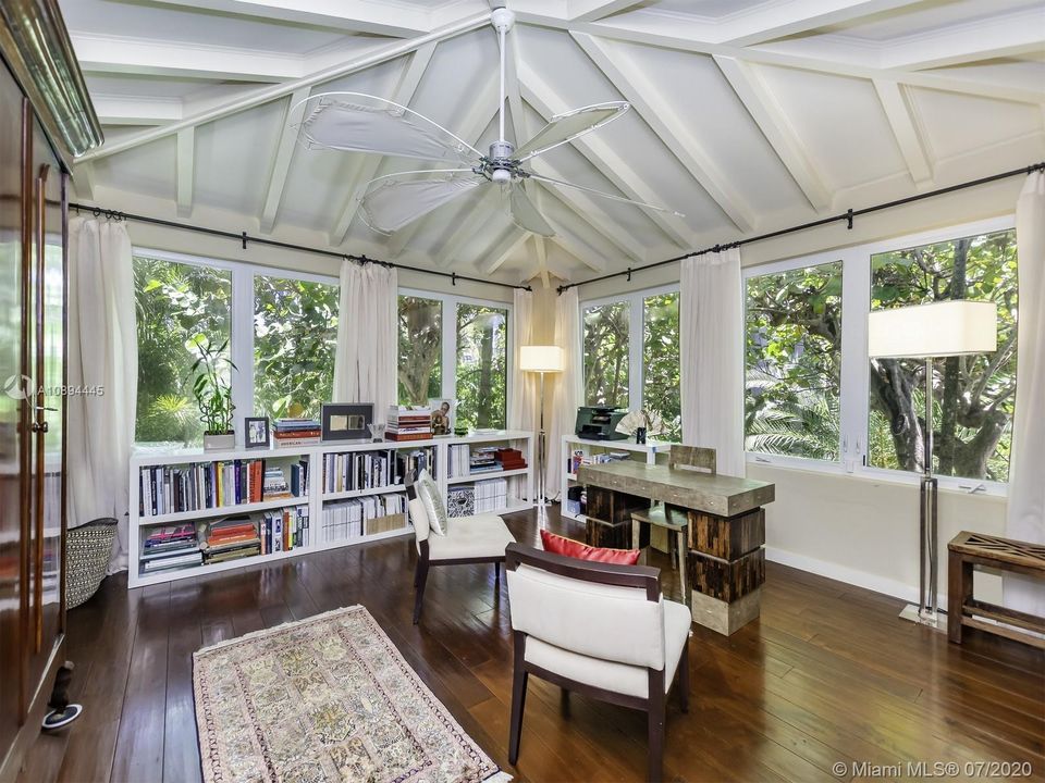 Recently Sold: $2,799,000 (5 beds, 5 baths, 4732 Square Feet)