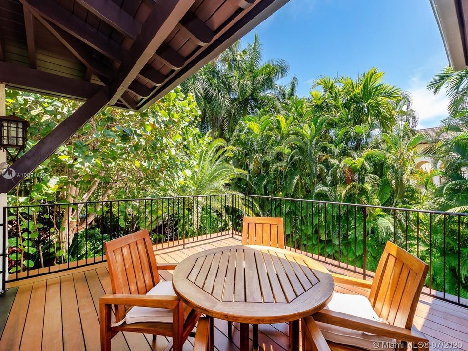 Recently Sold: $2,799,000 (5 beds, 5 baths, 4732 Square Feet)