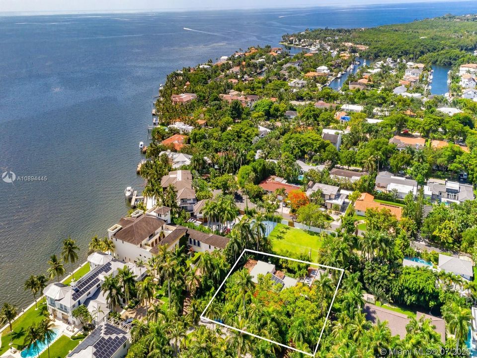 Recently Sold: $2,799,000 (5 beds, 5 baths, 4732 Square Feet)