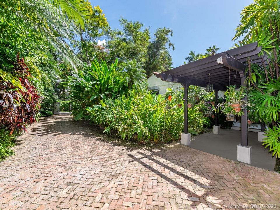 Recently Sold: $2,799,000 (5 beds, 5 baths, 4732 Square Feet)