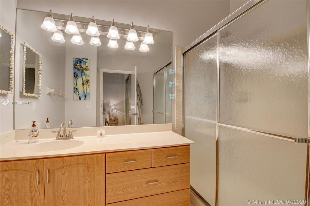 Recently Sold: $225,000 (3 beds, 2 baths, 1282 Square Feet)