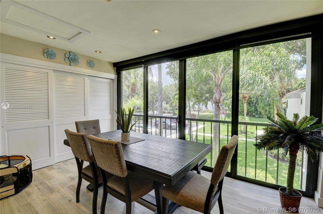 Recently Sold: $225,000 (3 beds, 2 baths, 1282 Square Feet)