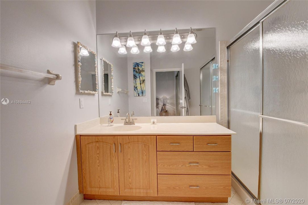Recently Sold: $225,000 (3 beds, 2 baths, 1282 Square Feet)