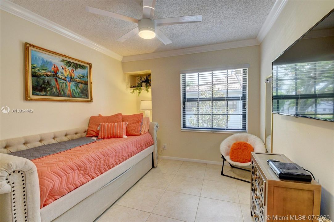 Recently Sold: $225,000 (3 beds, 2 baths, 1282 Square Feet)