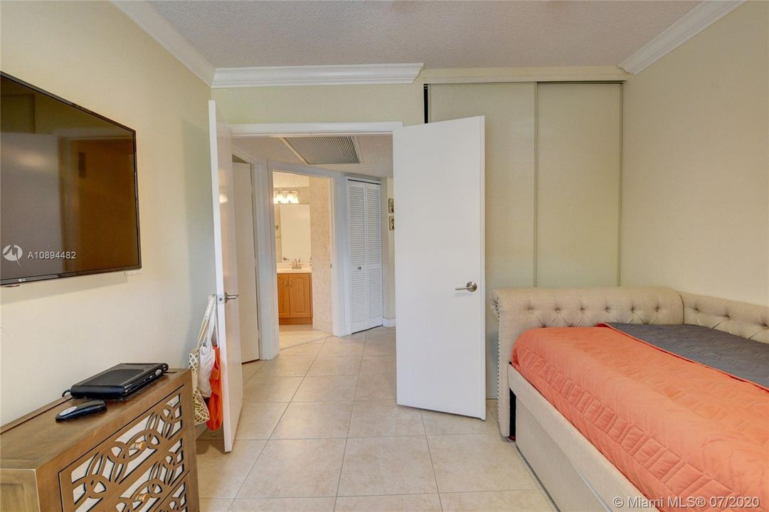 Recently Sold: $225,000 (3 beds, 2 baths, 1282 Square Feet)