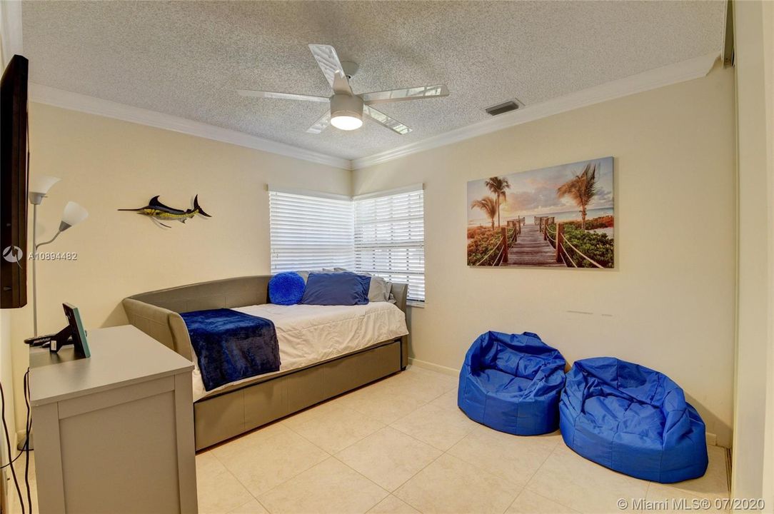 Recently Sold: $225,000 (3 beds, 2 baths, 1282 Square Feet)