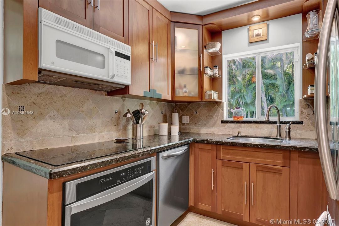 Recently Sold: $850,000 (3 beds, 2 baths, 1466 Square Feet)