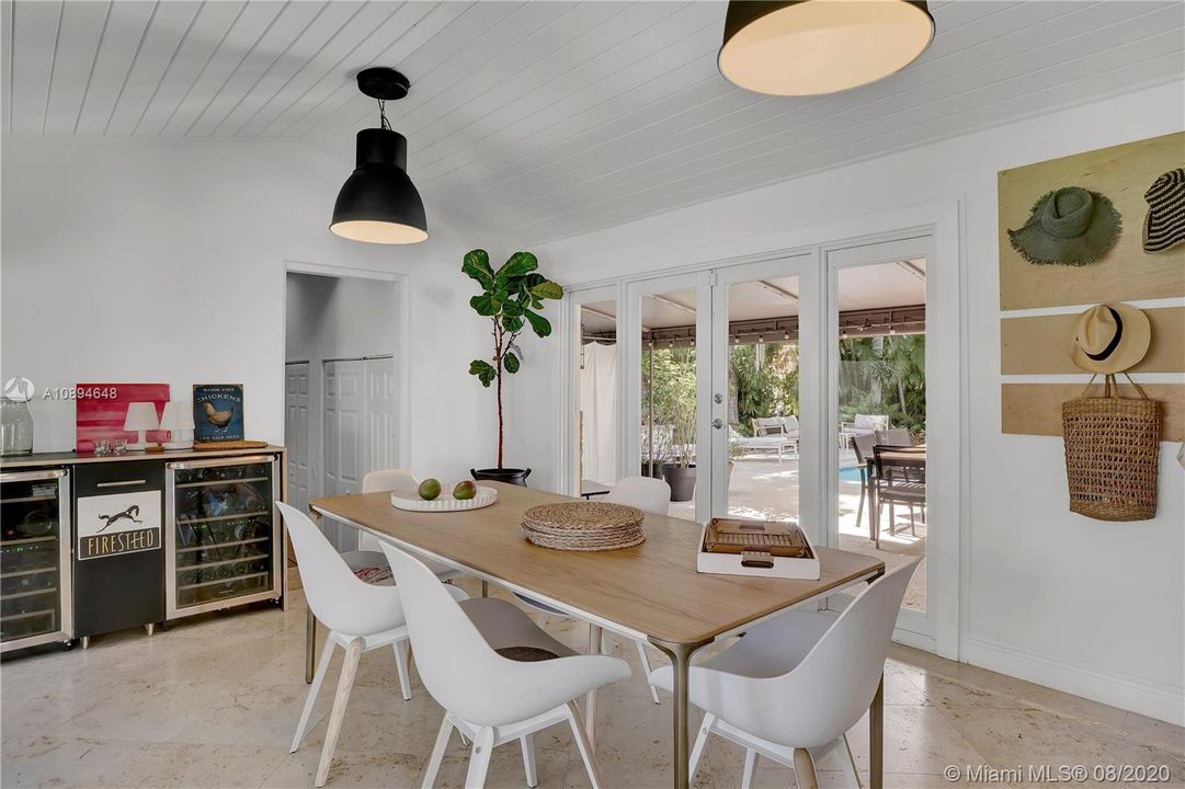 Recently Sold: $850,000 (3 beds, 2 baths, 1466 Square Feet)