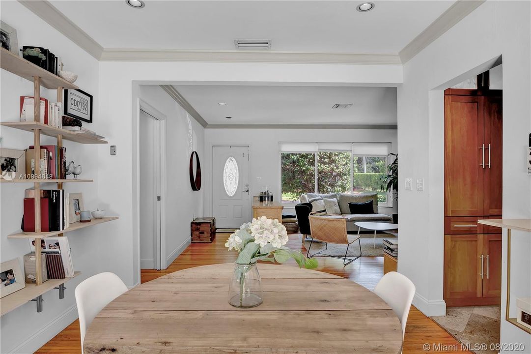 Recently Sold: $850,000 (3 beds, 2 baths, 1466 Square Feet)