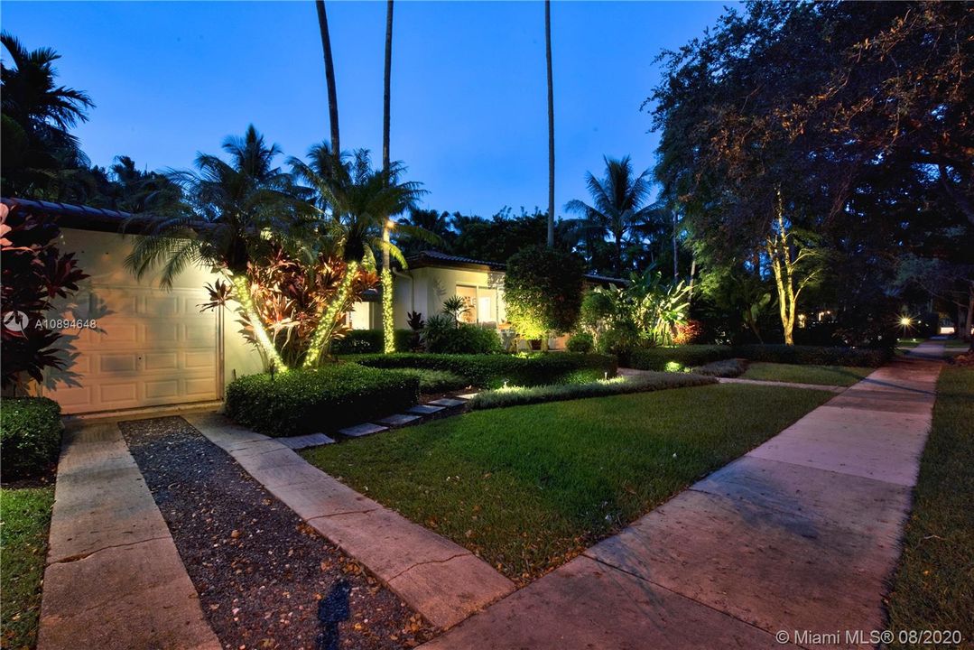 Recently Sold: $850,000 (3 beds, 2 baths, 1466 Square Feet)