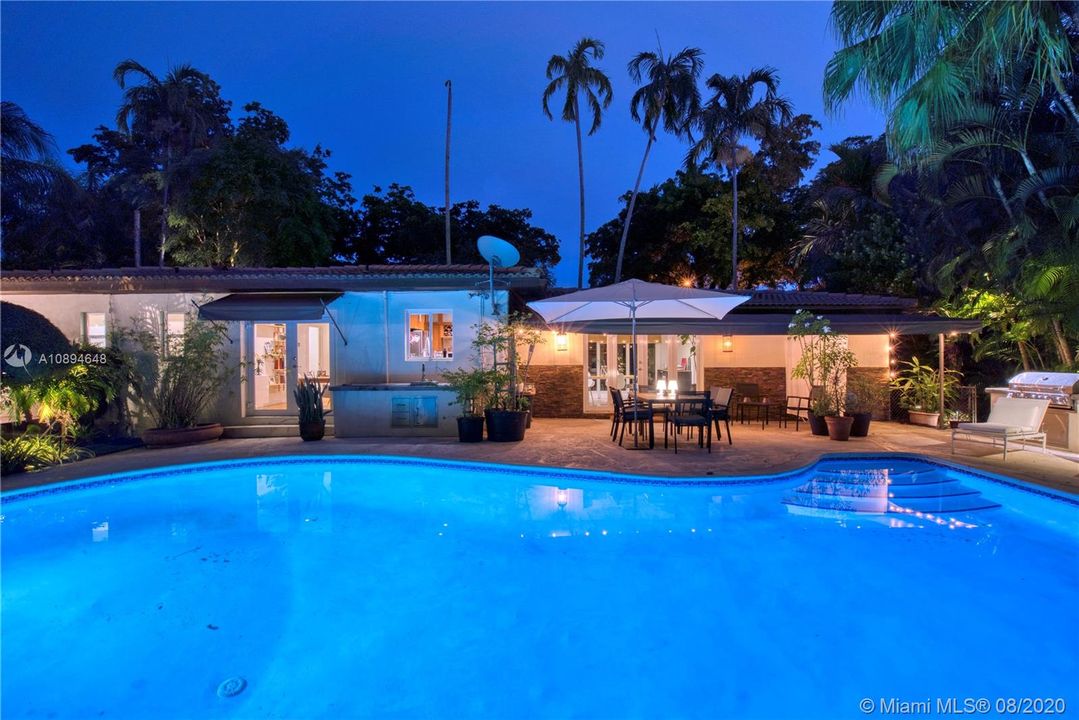 Recently Sold: $850,000 (3 beds, 2 baths, 1466 Square Feet)