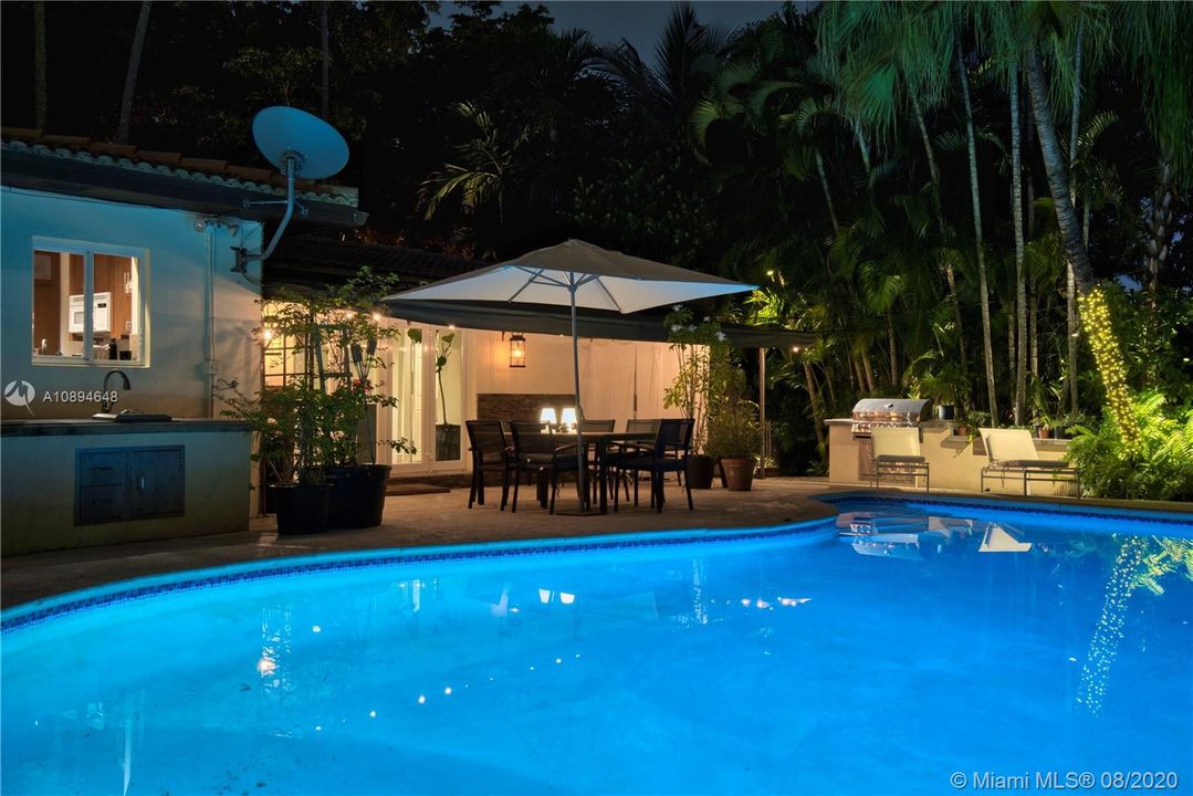 Recently Sold: $850,000 (3 beds, 2 baths, 1466 Square Feet)