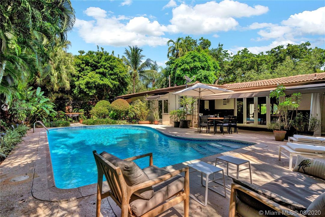 Recently Sold: $850,000 (3 beds, 2 baths, 1466 Square Feet)