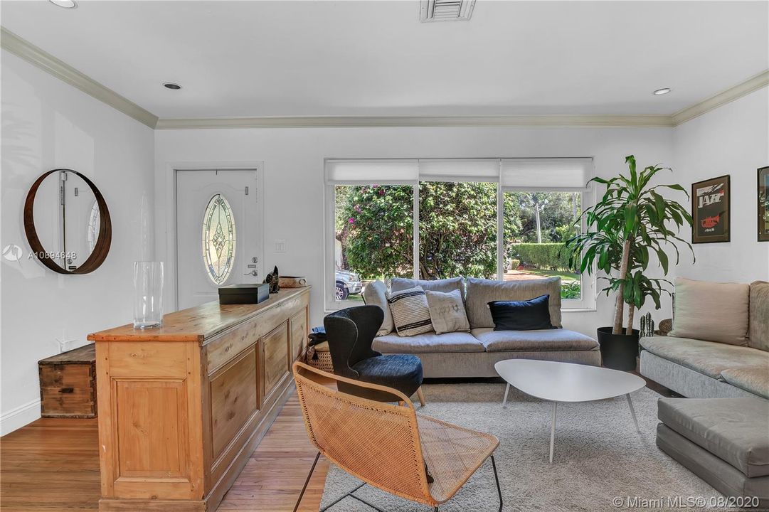 Recently Sold: $850,000 (3 beds, 2 baths, 1466 Square Feet)