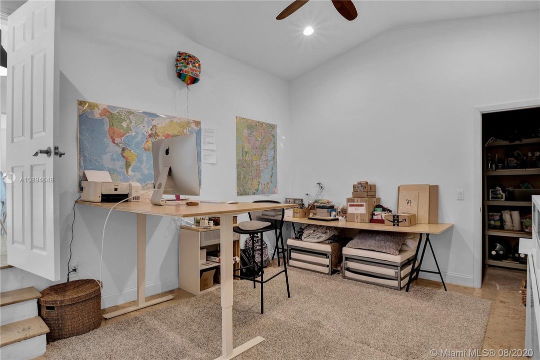 Recently Sold: $850,000 (3 beds, 2 baths, 1466 Square Feet)