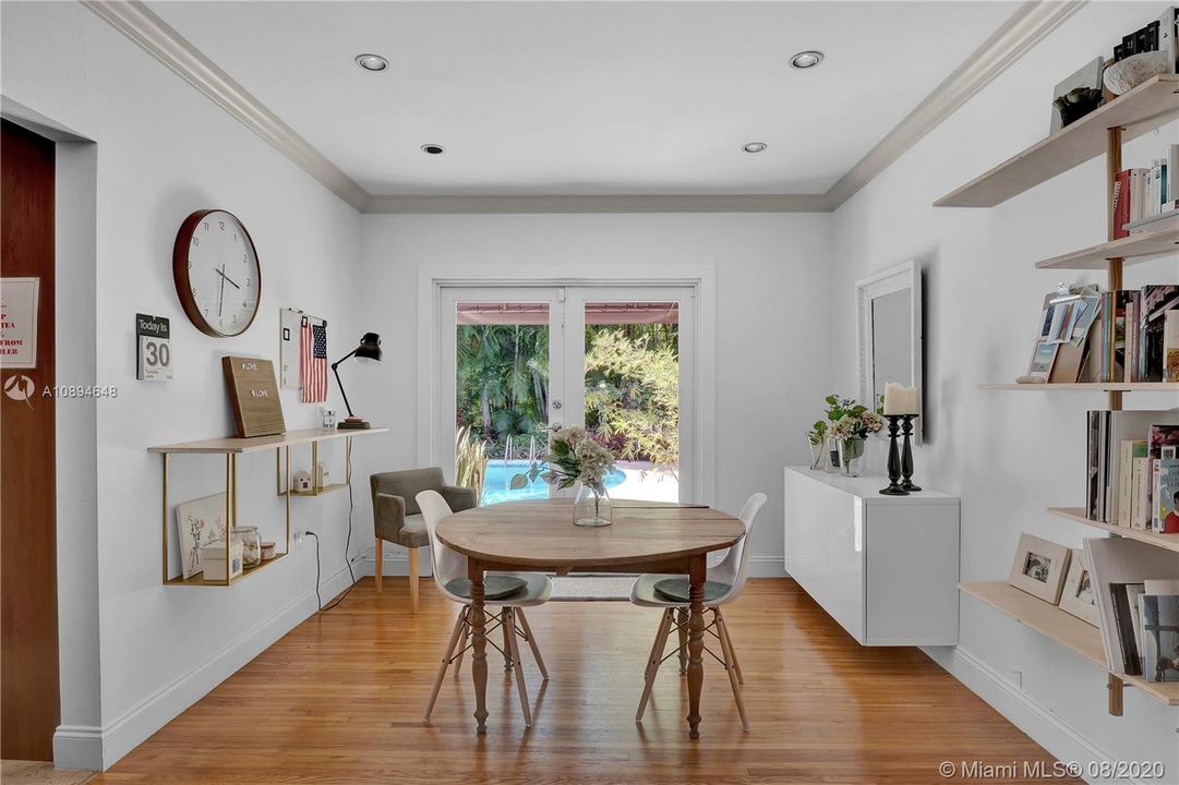Recently Sold: $850,000 (3 beds, 2 baths, 1466 Square Feet)