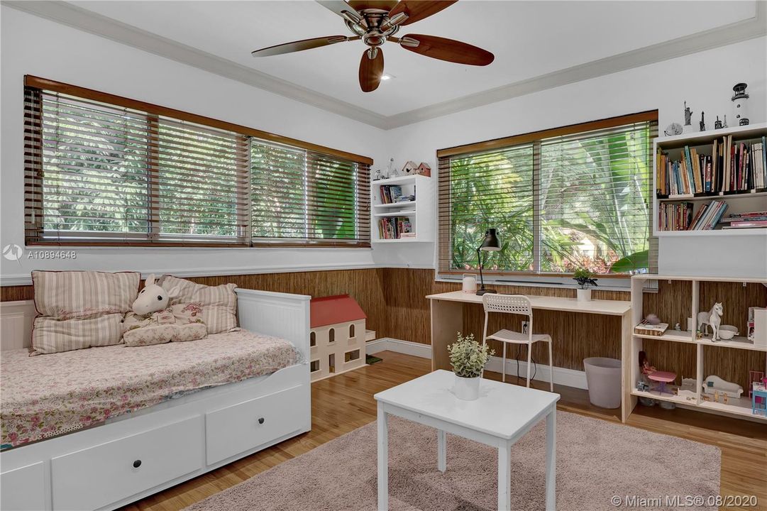 Recently Sold: $850,000 (3 beds, 2 baths, 1466 Square Feet)