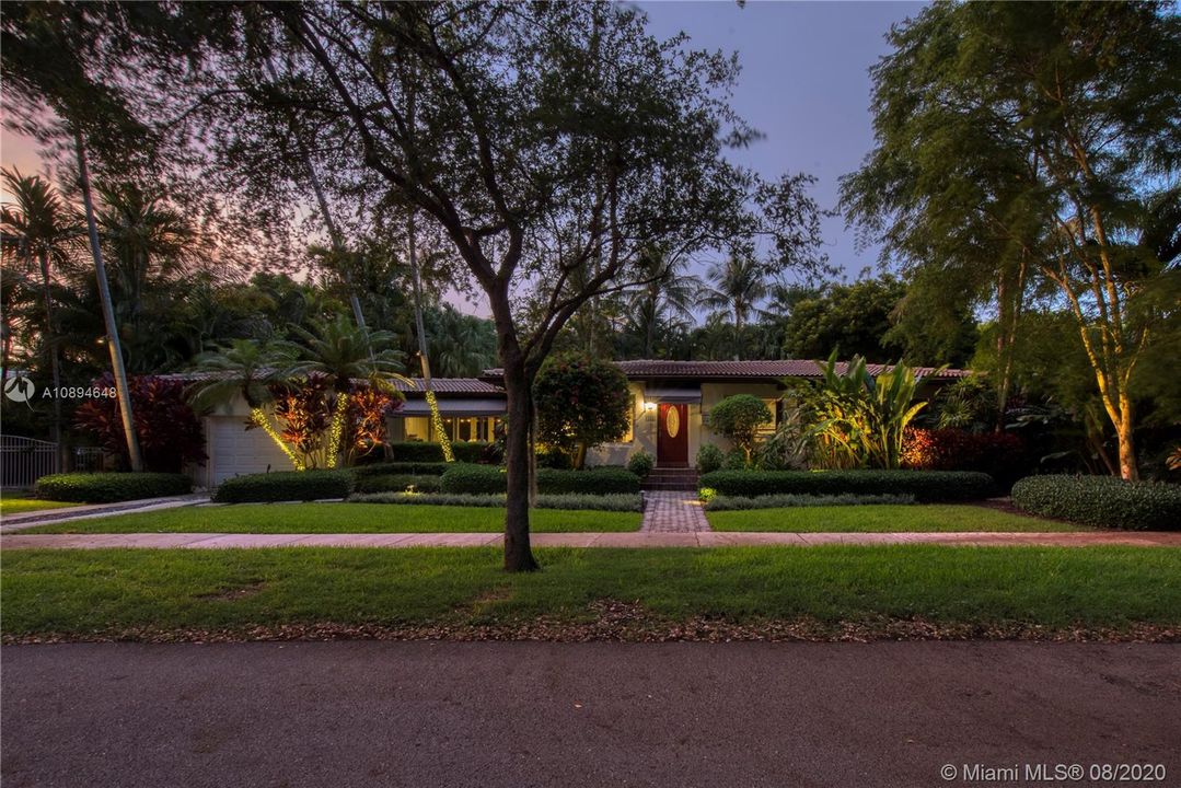 Recently Sold: $850,000 (3 beds, 2 baths, 1466 Square Feet)
