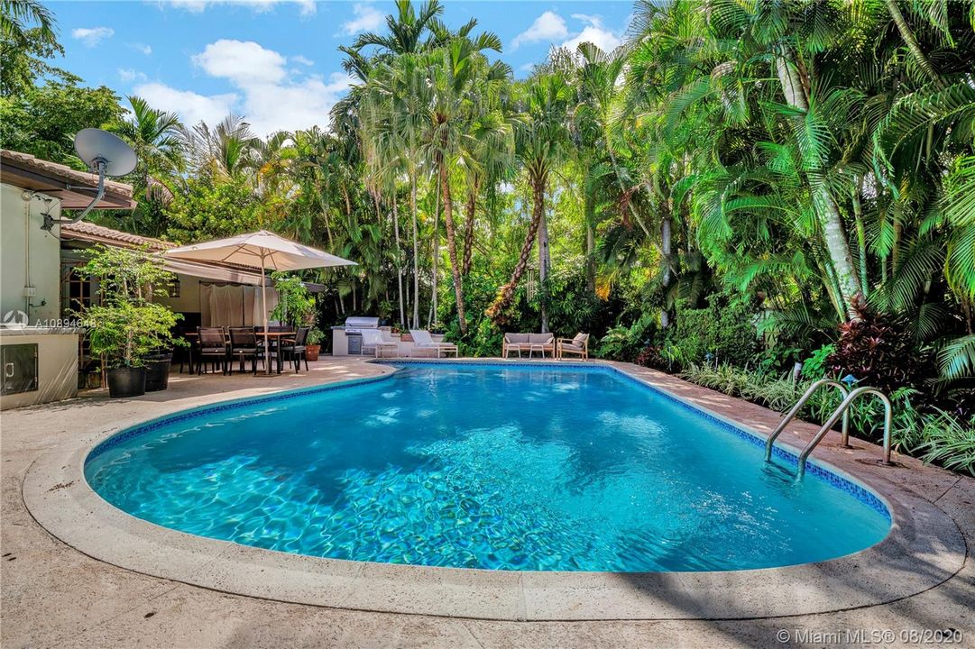 Recently Sold: $850,000 (3 beds, 2 baths, 1466 Square Feet)