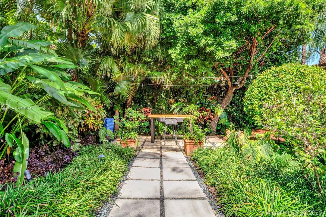 Recently Sold: $850,000 (3 beds, 2 baths, 1466 Square Feet)