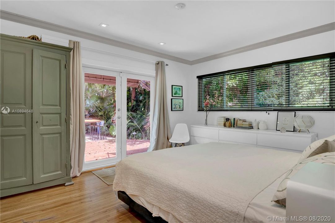 Recently Sold: $850,000 (3 beds, 2 baths, 1466 Square Feet)