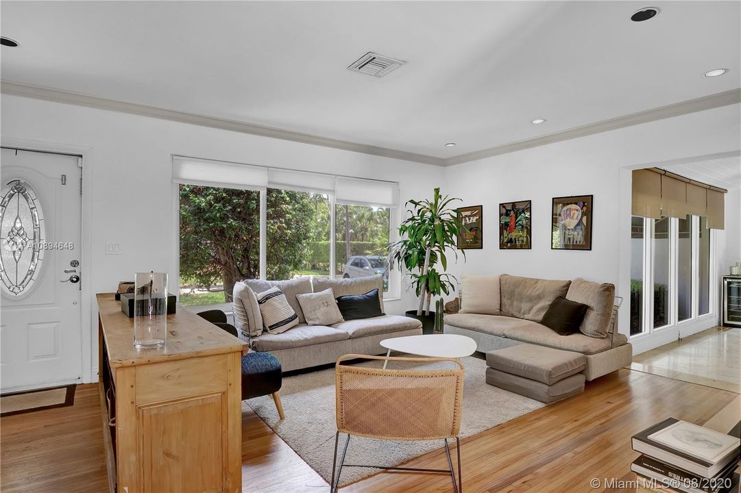 Recently Sold: $850,000 (3 beds, 2 baths, 1466 Square Feet)