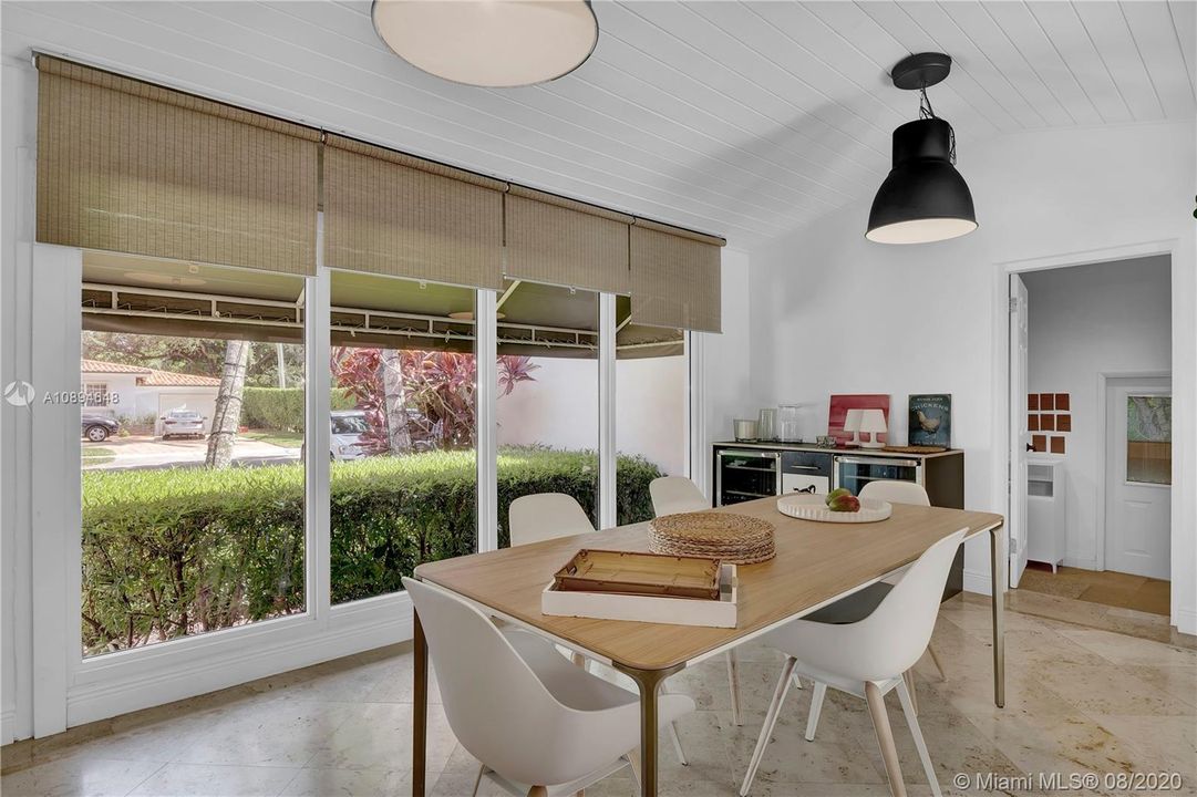 Recently Sold: $850,000 (3 beds, 2 baths, 1466 Square Feet)