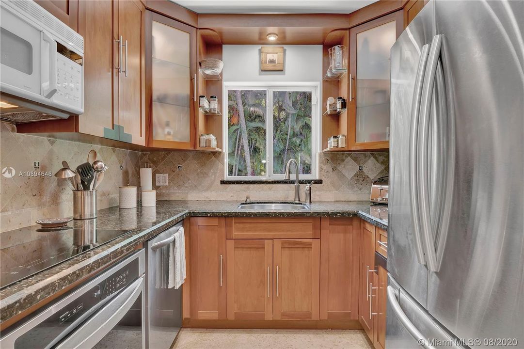Recently Sold: $850,000 (3 beds, 2 baths, 1466 Square Feet)