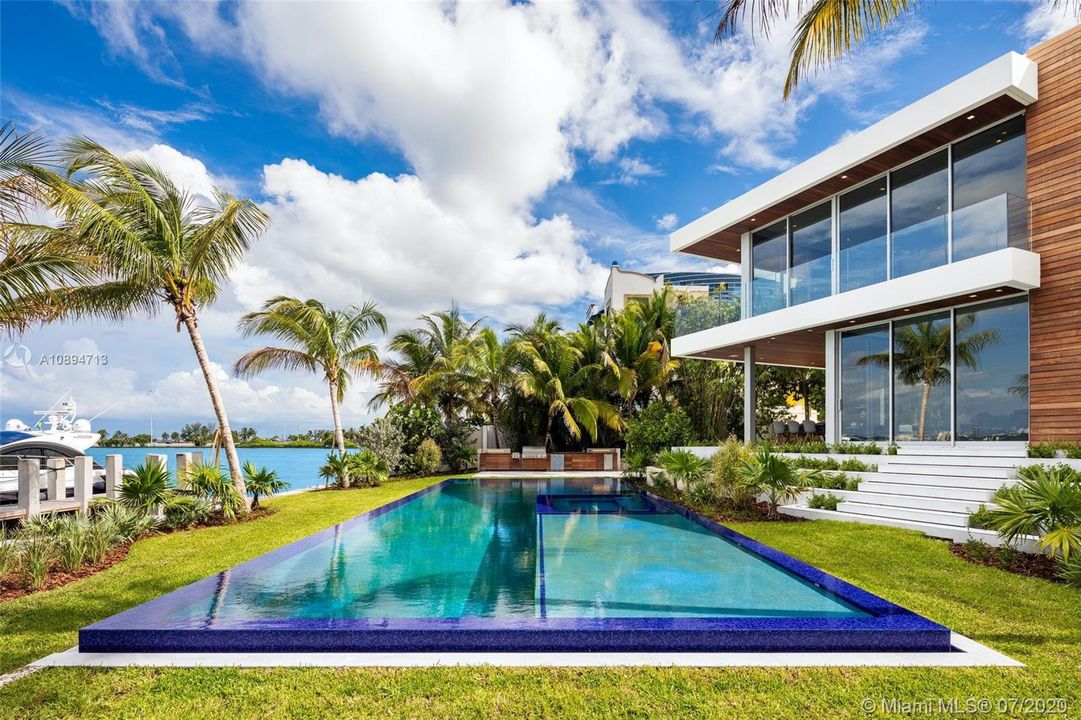 Recently Sold: $18,900,000 (6 beds, 8 baths, 11485 Square Feet)