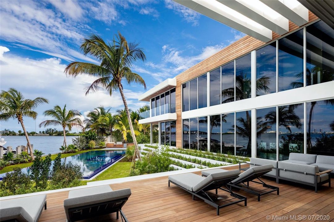Recently Sold: $18,900,000 (6 beds, 8 baths, 11485 Square Feet)
