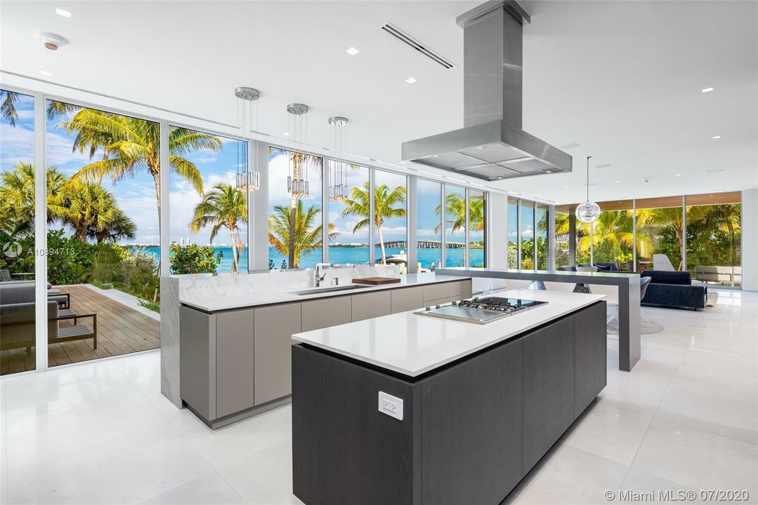 Recently Sold: $18,900,000 (6 beds, 8 baths, 11485 Square Feet)