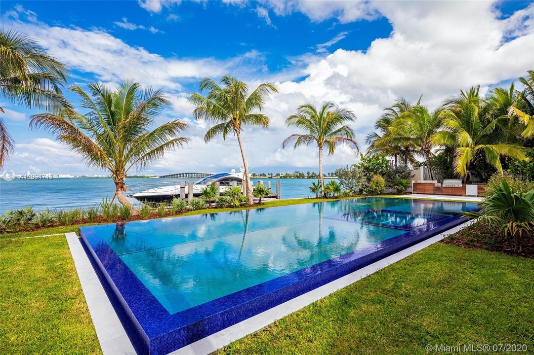 Recently Sold: $18,900,000 (6 beds, 8 baths, 11485 Square Feet)