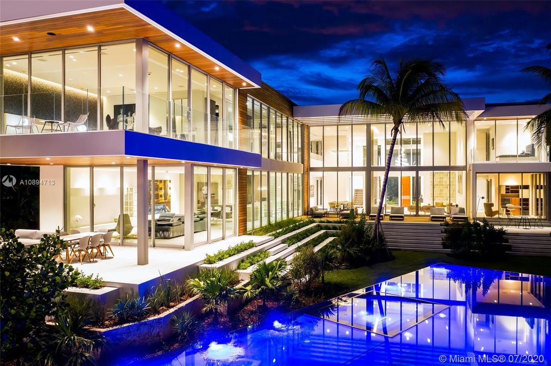 Recently Sold: $18,900,000 (6 beds, 8 baths, 11485 Square Feet)