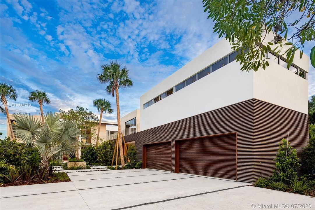 Recently Sold: $18,900,000 (6 beds, 8 baths, 11485 Square Feet)