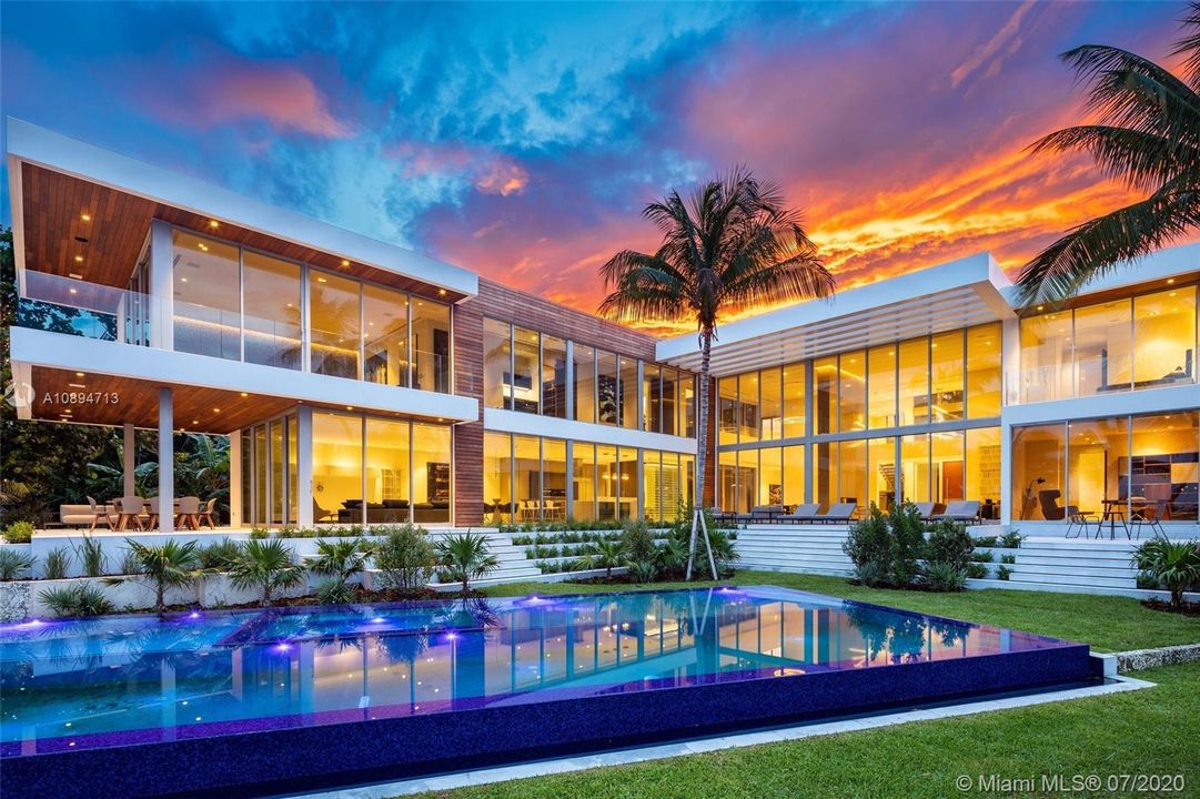 Recently Sold: $18,900,000 (6 beds, 8 baths, 11485 Square Feet)