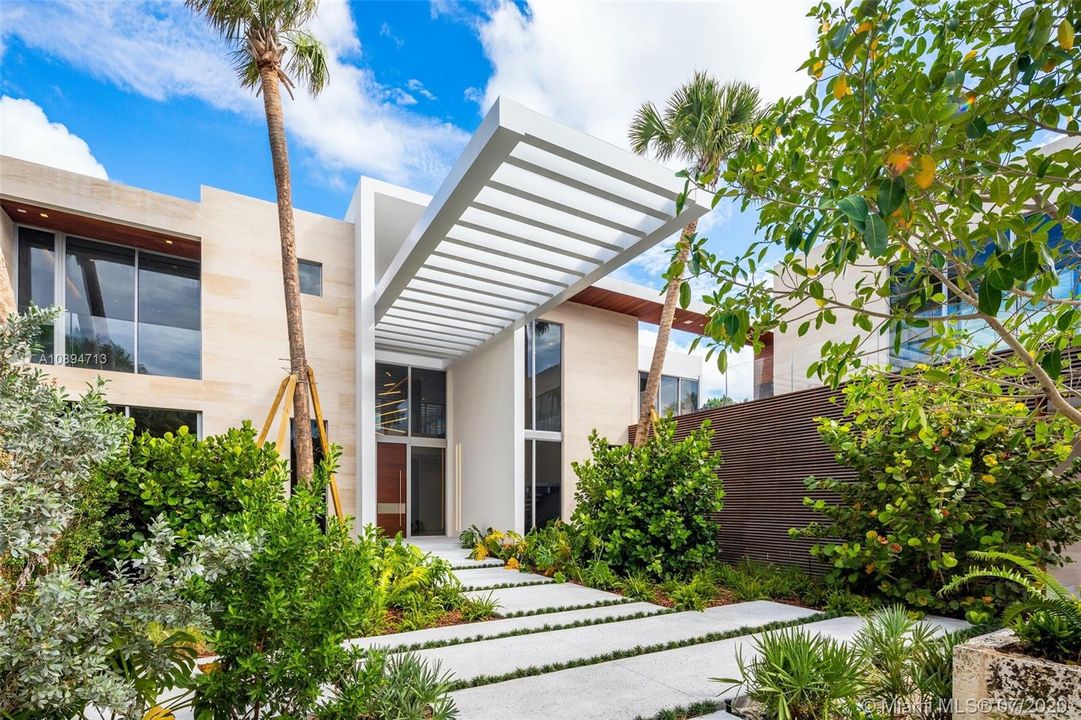Recently Sold: $18,900,000 (6 beds, 8 baths, 11485 Square Feet)