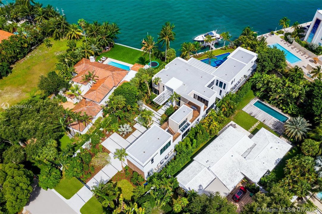 Recently Sold: $18,900,000 (6 beds, 8 baths, 11485 Square Feet)